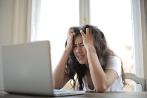 stress van vrouw achter computer, geen vitalitiet